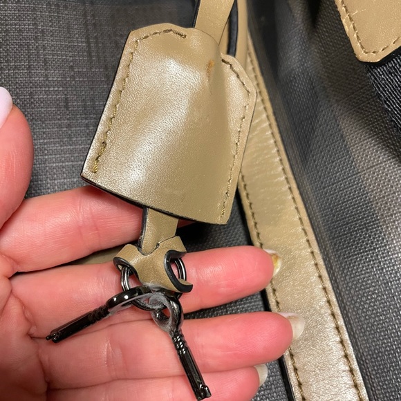 Unisex Burberry laptop crossbody bag. 2-toned Checked Briefcase w/ zip closure. - Picture 4 of 8